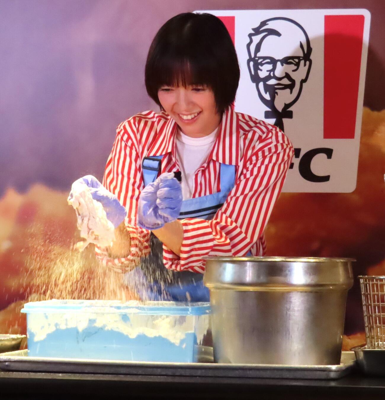 オリジナルチキン調理する佐藤栞里