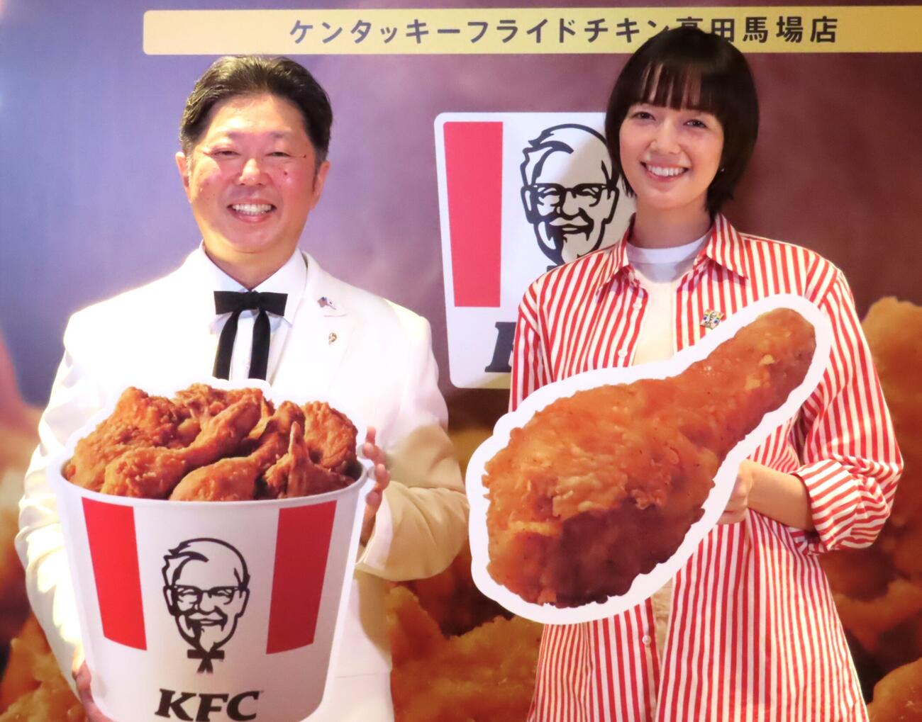 KFC「マイスターズキッチン」オープニングセレモニーに出席した佐藤栞里（右）と笠原一樹氏
