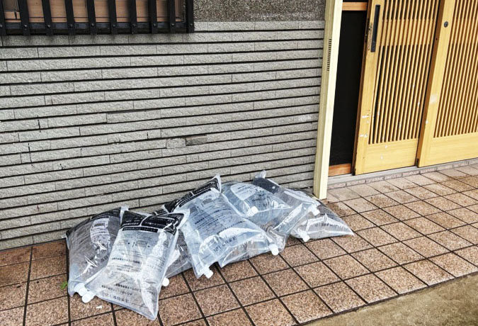 千葉市のすし店の前に浸水対策で用意された水のう＝7日午前（共同）