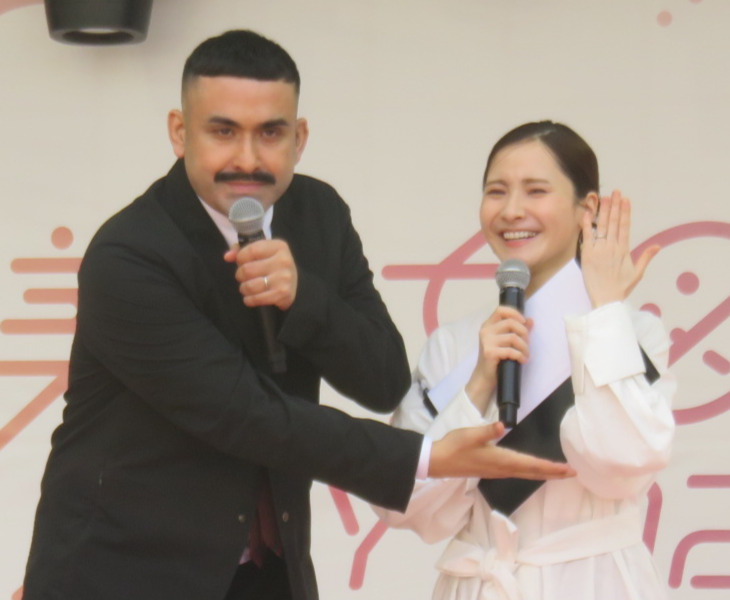 妻の比嘉梨乃を紹介するデニス植野行雄