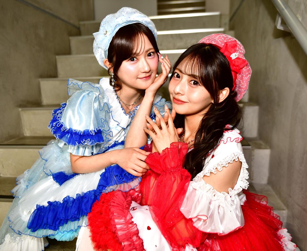 9人組女性アイドルグループ、NEVER END ROLLの水島あいり（左）と千葉祐夕