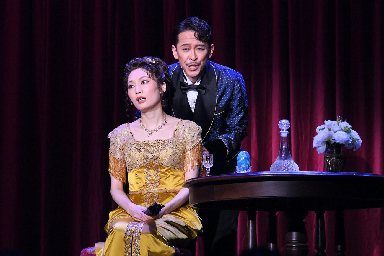 舞台「ファニー・ガール」の通し稽古をする坂本昌行（右）と望海風斗（撮影・滝沢徹郎）