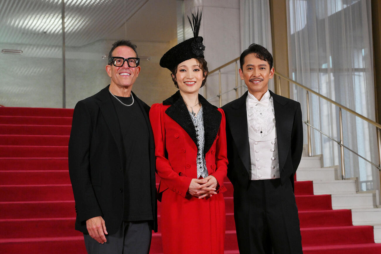 舞台「ファニー・ガール」の通し稽古で記念撮影する、左から演出家のマイケル・メイヤー、望海風斗、坂本昌行（撮影・滝沢徹郎）