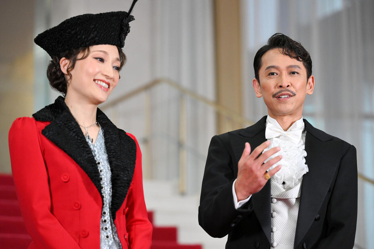 舞台「ファニー・ガール」の通し稽古で取材に応じる坂本昌行（右）と望海風斗（撮影・滝沢徹郎）