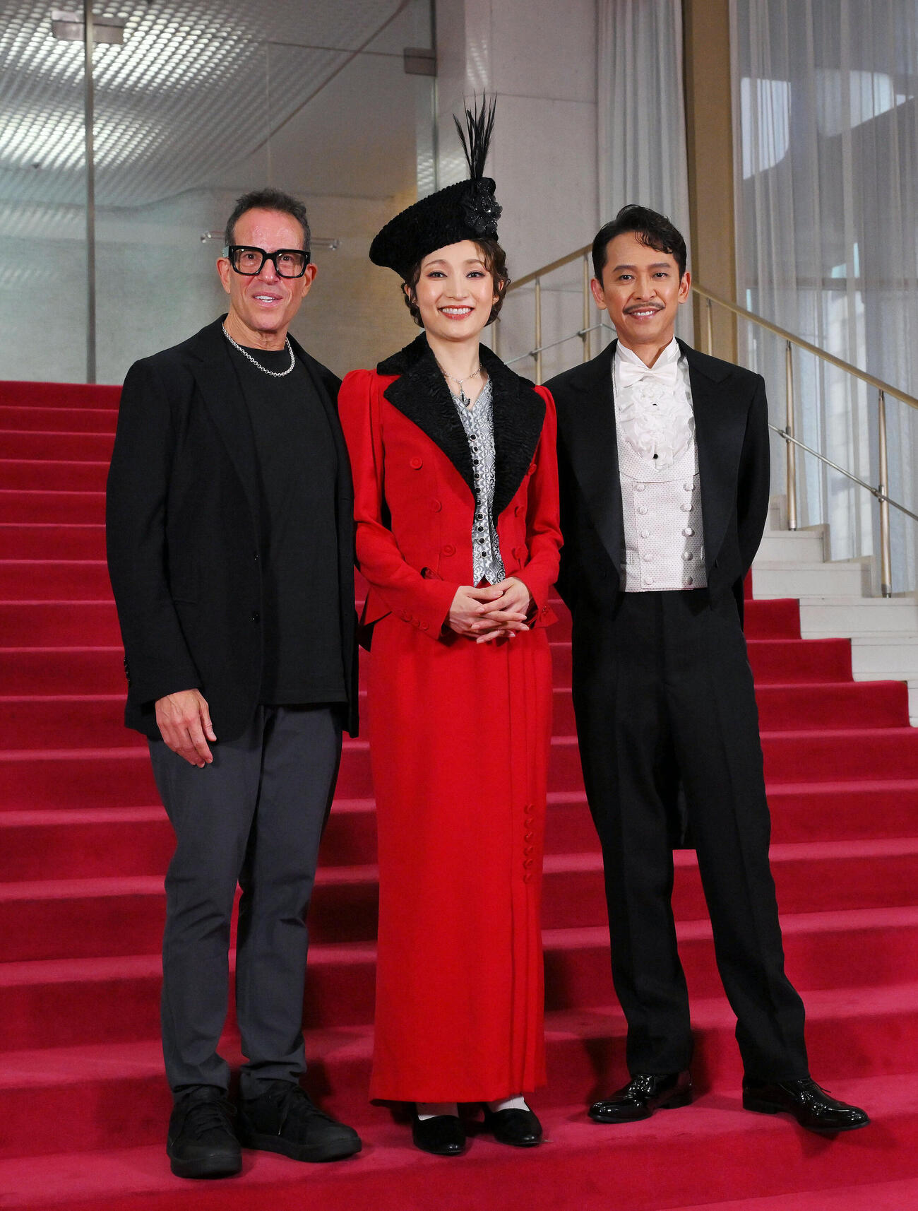舞台「ファニー・ガール」の通し稽古で記念撮影する、左から演出家のマイケル・メイヤー、望海風斗、坂本昌行（撮影・滝沢徹郎）