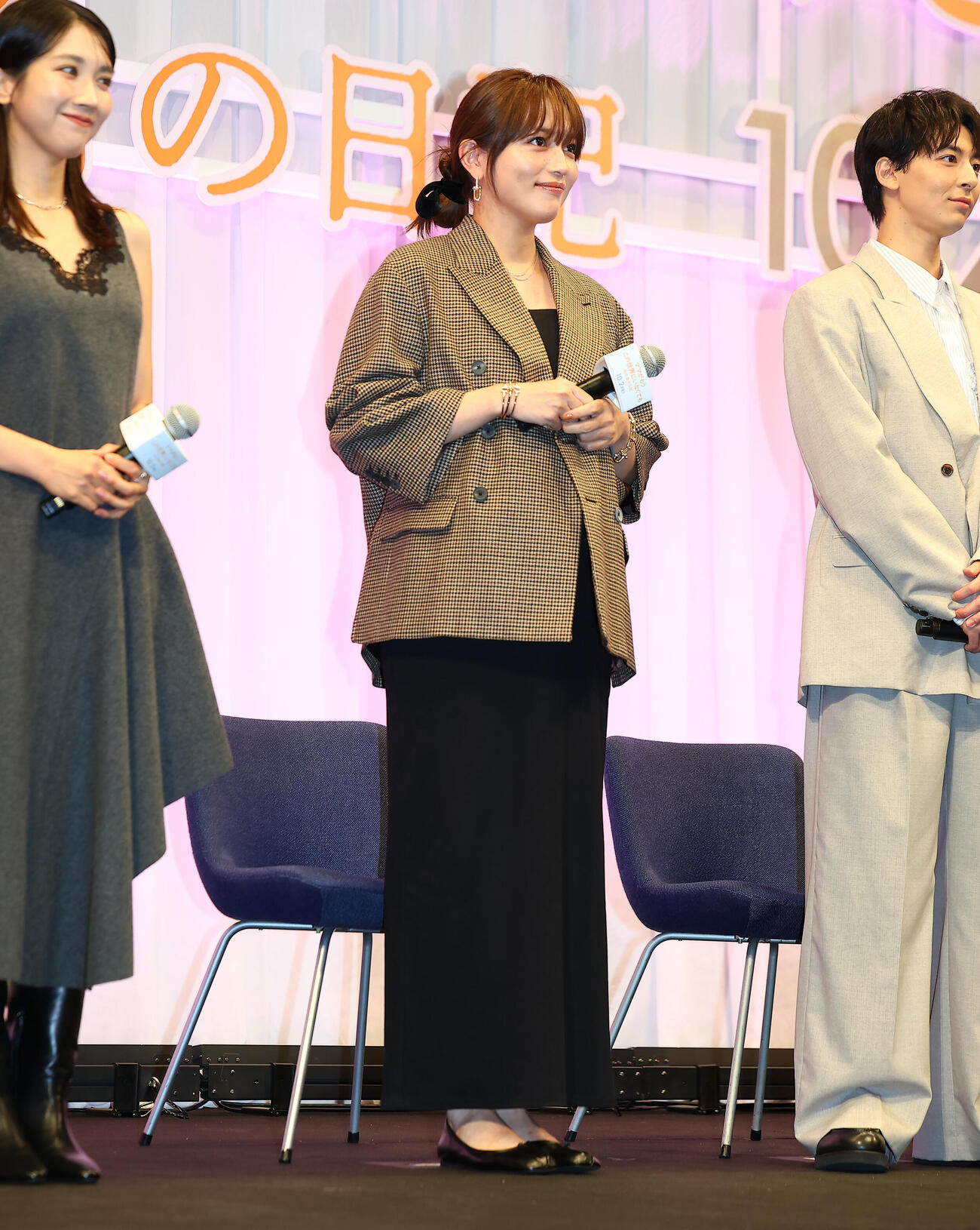 映画「ママがもうこの世界にいなくても」お披露目試写会に登場した川口春奈（左）と高杉真宙（撮影・野上伸悟）
