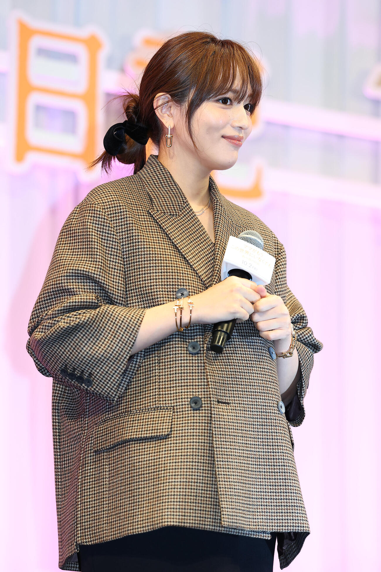 映画「ママがもうこの世界にいなくても」お披露目試写会に登場した、前列左から中島瑠菜、松本穂香、川口春奈、高杉真宙、小林聡美、デビット伊東、後列左から山戸結希監督、森田望智、星野真里、清水くるみ、笠原秀幸、一ノ瀬颯（撮影・野上伸悟）
