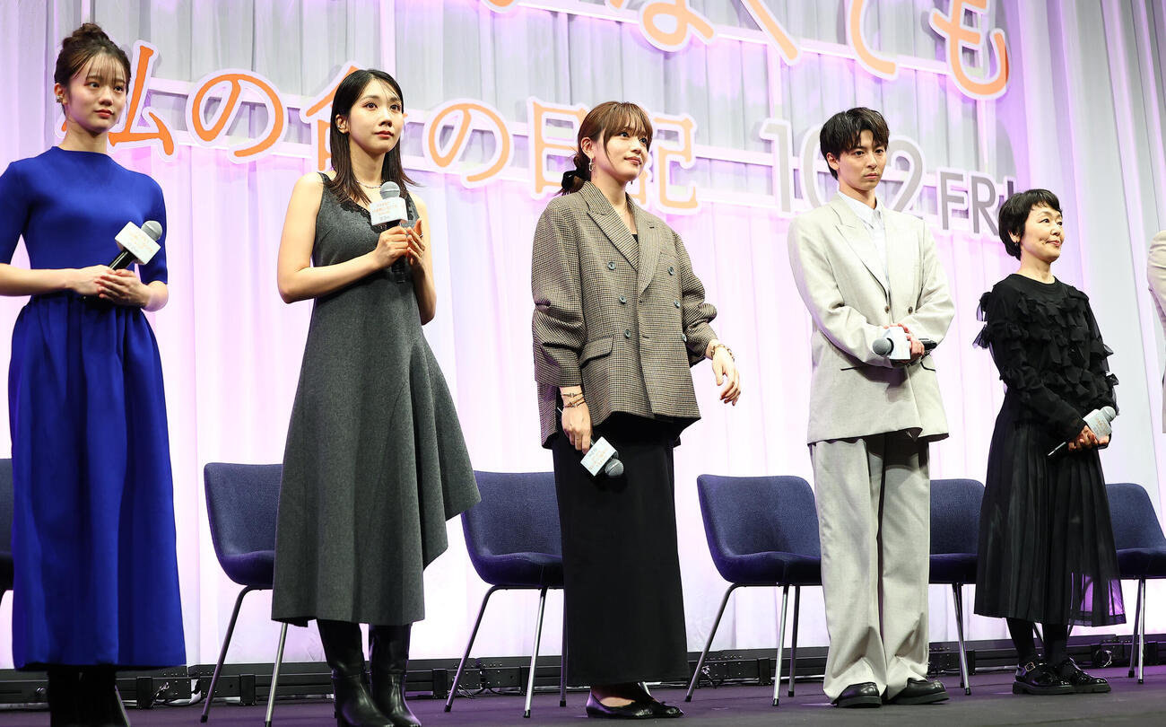 映画「ママがもうこの世界にいなくても」お披露目試写会で感極まるデビット伊東。左は小林聡美（撮影・野上伸悟）