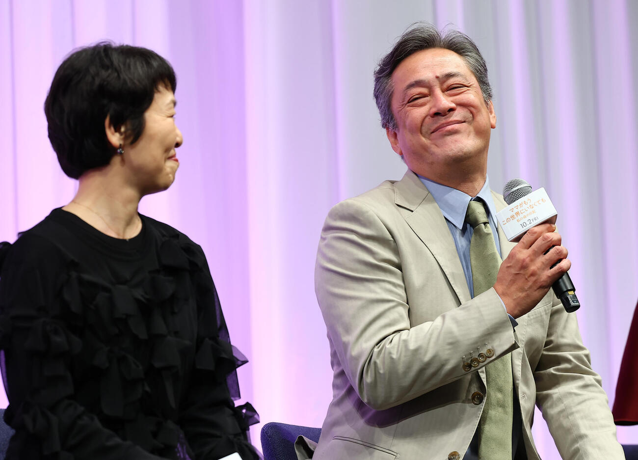 映画「ママがもうこの世界にいなくても」お披露目試写会で感極まるデビット伊東。左は小林聡美（撮影・野上伸悟）