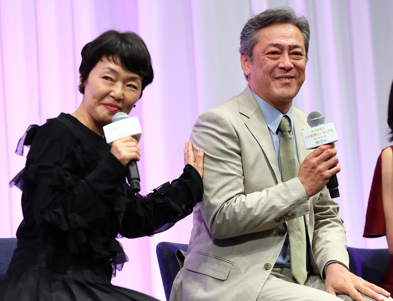 映画「ママがもうこの世界にいなくても」お披露目試写会で感極まるデビット伊東。左は小林聡美（撮影・野上伸悟）