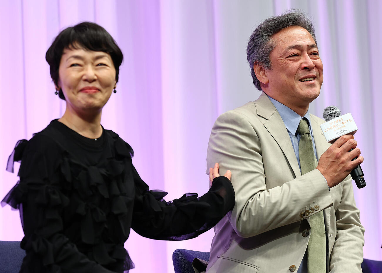 映画「ママがもうこの世界にいなくても」お披露目試写会で感極まるデビット伊東。左は小林聡美（撮影・野上伸悟）