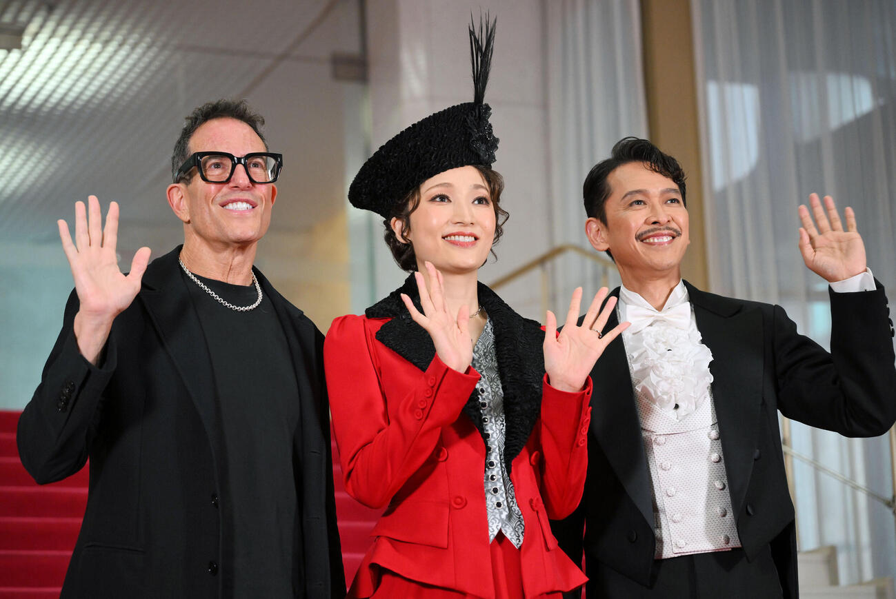 舞台「ファニー・ガール」の通し稽古で記念撮影する、左から演出家のマイケル・メイヤー、望海風斗、坂本昌行（撮影・滝沢徹郎）