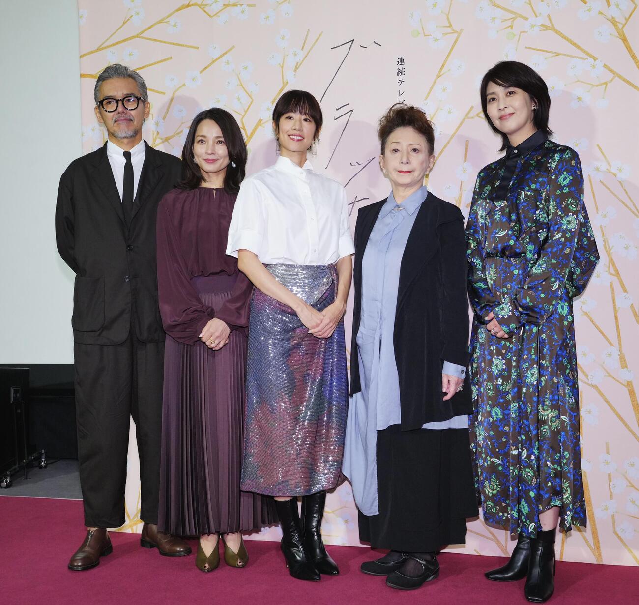 連続テレビ小説「ブラッサム」第1週完成試写会で写真に納まる、左から渡部篤郎、国仲涼子、石橋静河、加賀まりこ、松たか子（撮影・垰建太）