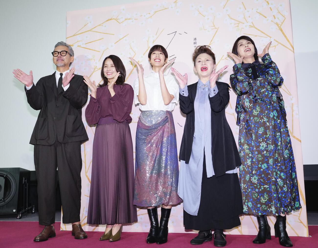 連続テレビ小説「ブラッサム」第1週完成試写会で写真に納まる、左から渡部篤郎、国仲涼子、石橋静河、加賀まりこ、松たか子（撮影・垰建太）