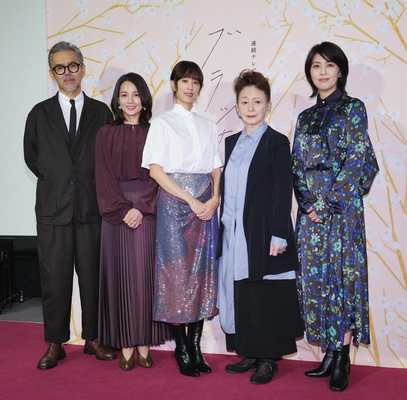 連続テレビ小説「ブラッサム」第1週完成試写会で写真に納まる、左から渡部篤郎、国仲涼子、石橋静河、加賀まりこ、松たか子（撮影・垰建太）