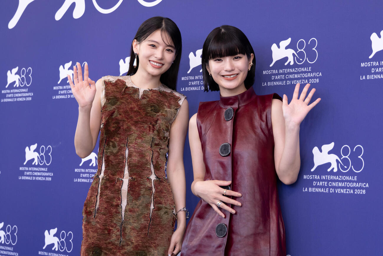 ベネチア映画祭でフォトコールに応じる、「ルックバック」の出口夏希（左）と蒔田彩珠（C）Kazuko Wakayama