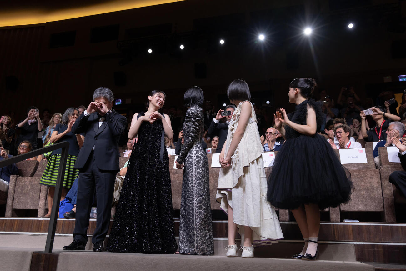 ベネチア映画祭で「ルックバック」が公式上映され、涙する是枝裕和監督と、左から出口夏希、蒔田彩珠、七瀬ふうり、岡田六花（C）Kazuko Wakayama