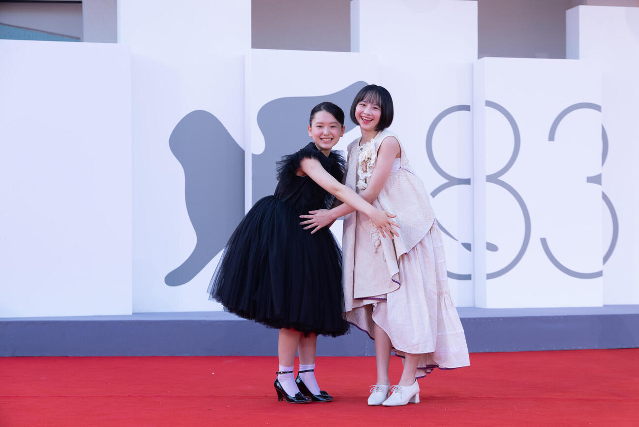 ベネチア映画祭のレッドカーペットに立つ「ルックバック」の岡田六花（左）と七瀬ふうり（C）Kazuko Wakayama