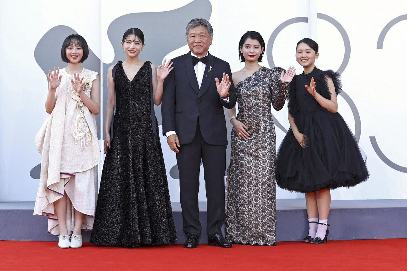 第83回ベネチア国際映画祭の会場で写真に納まる（左から）七瀬ふうりさん、出口夏希さん、是枝裕和監督、蒔田彩珠さん、岡田六花さん＝7日、イタリア・ベネチア（ロイター＝共同）
