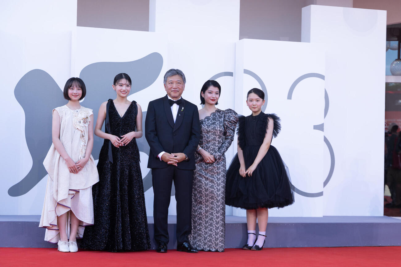 ベネチア映画祭のレッドカーペットに立つ「ルックバック」の、左から七瀬ふうり、出口夏希、是枝裕和監督、蒔田彩珠、岡田六花（C）Kazuko Wakayama