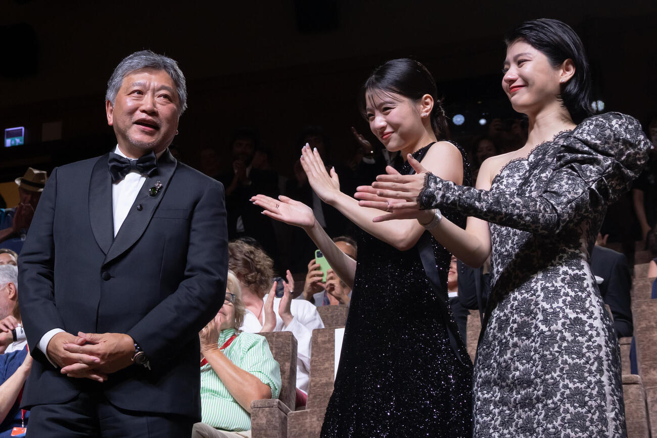ベネチア映画祭で公式上映された「ルックバック」の、左から是枝裕和監督、出口夏希、蒔田彩珠（C）Kazuko Wakayama