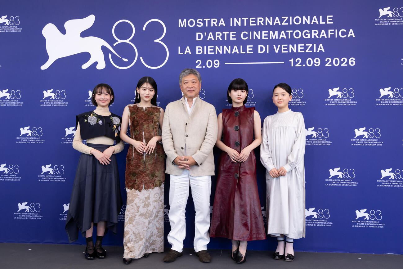 ベネチア映画祭でフォトコールに応じる、「ルックバック」の、左から七瀬ふうり、出口夏希、是枝裕和監督、蒔田彩珠、岡田六花（C）Kazuko Wakayama