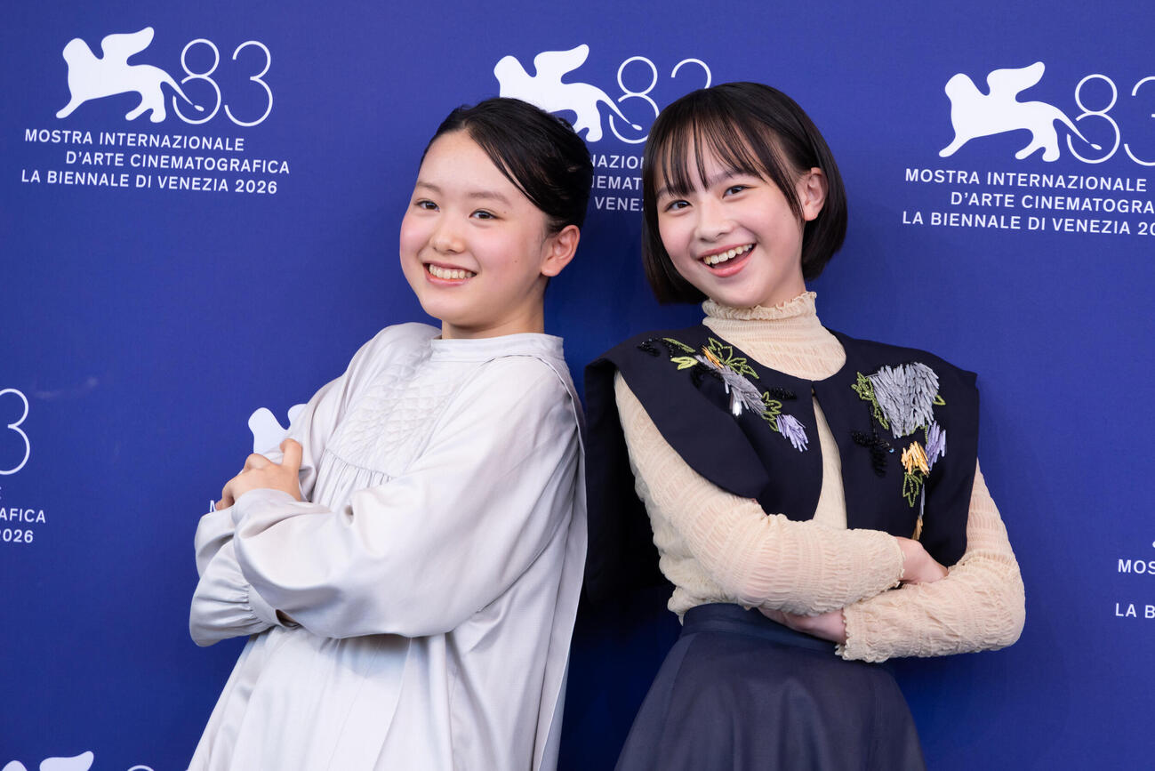 ベネチア映画祭でフォトコールに応じる、「ルックバック」の岡田六花（左）と七瀬ふうり（C）Kazuko Wakayama
