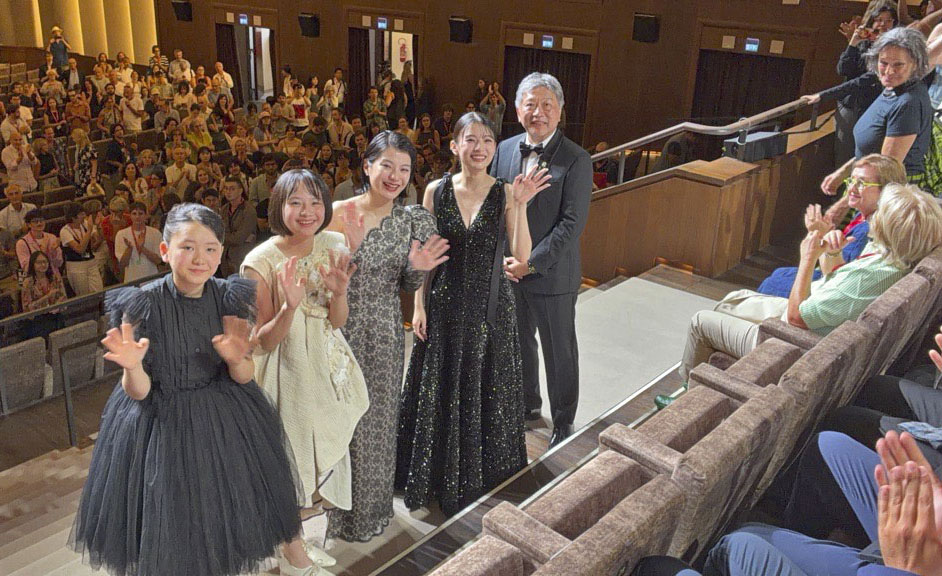 第83回ベネチア国際映画祭で「ルックバック」の公式上映後、観客の拍手に応える（左から）岡田六花さん、七瀬ふうりさん、蒔田彩珠さん、出口夏希さん、是枝裕和監督＝7日、イタリア・ベネチア（共同）
