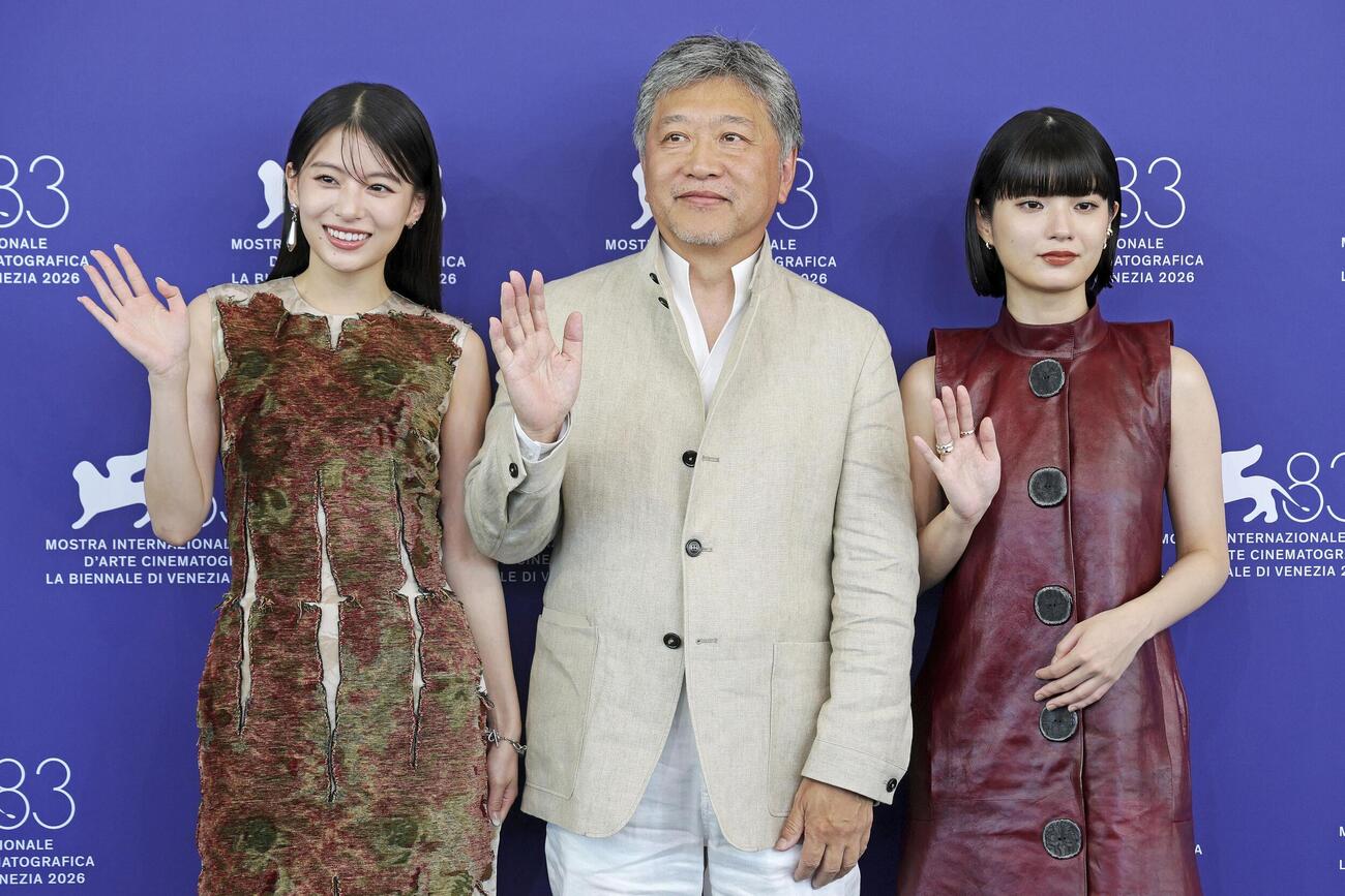 第83回ベネチア国際映画祭の会場で写真に納まる（左から）出口夏希さん、是枝裕和監督、蒔田彩珠さん＝7日、イタリア・ベネチア（ゲッティ＝共同）