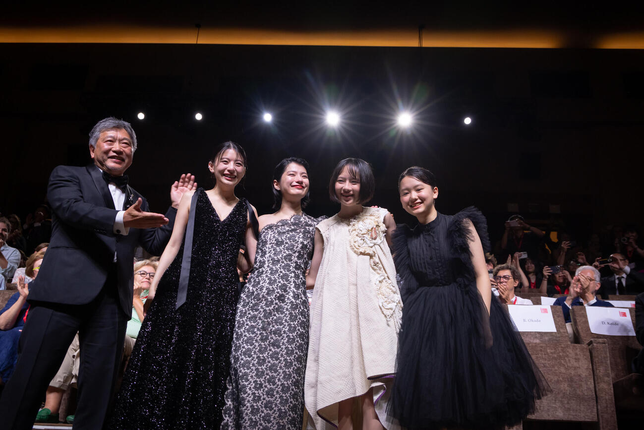 ベネチア映画祭で公式上映された「ルックバック」の、左から是枝裕和監督、出口夏希、蒔田彩珠、七瀬ふうり、岡田六花（C）Kazuko Wakayama