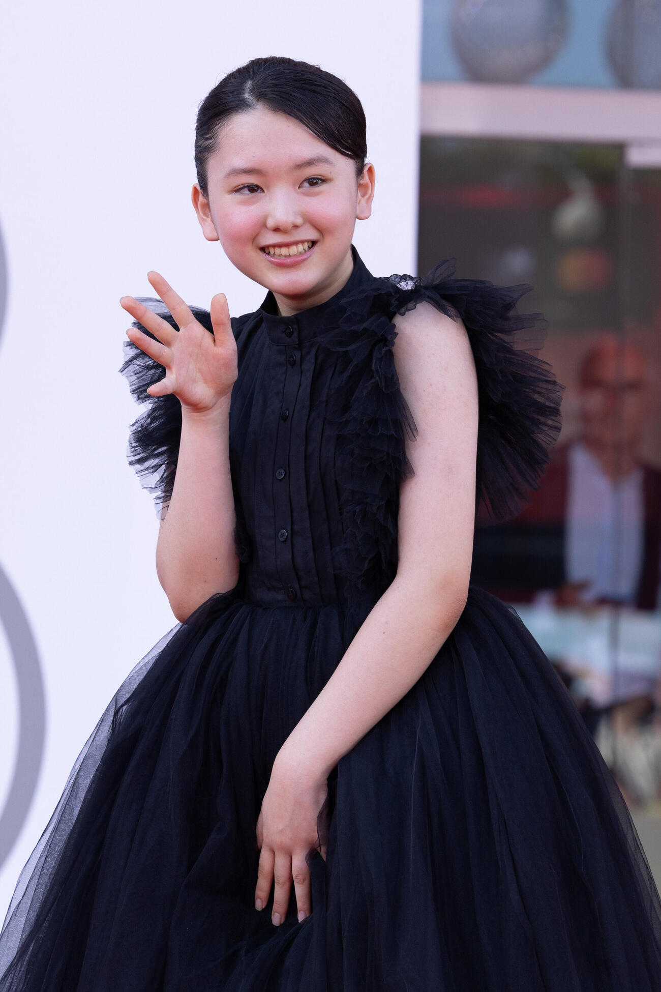 ベネチア映画祭のレッドカーペットに立つ「ルックバック」の岡田六花（C）Kazuko Wakayama