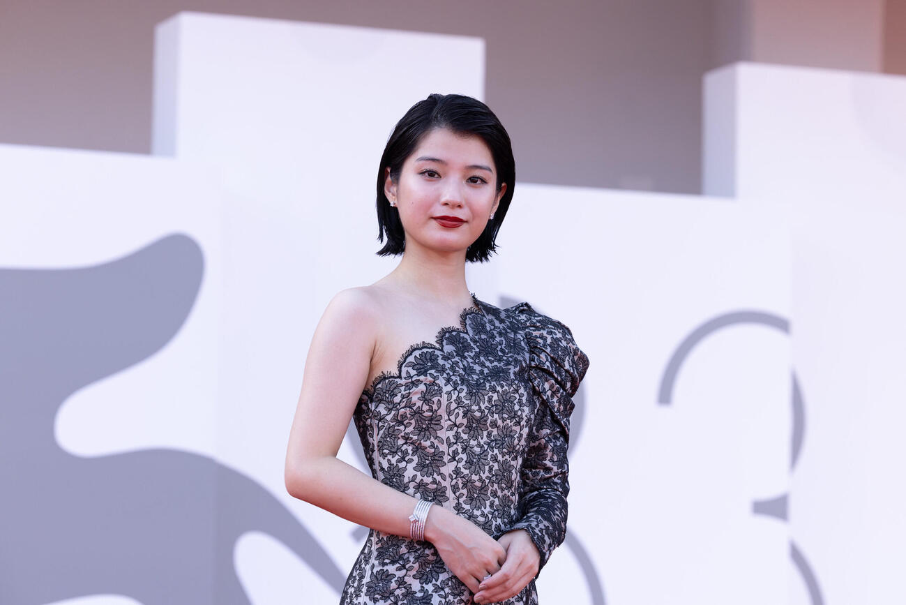 ベネチア映画祭のレッドカーペットに立つ「ルックバック」の蒔田彩珠（C）Kazuko Wakayama