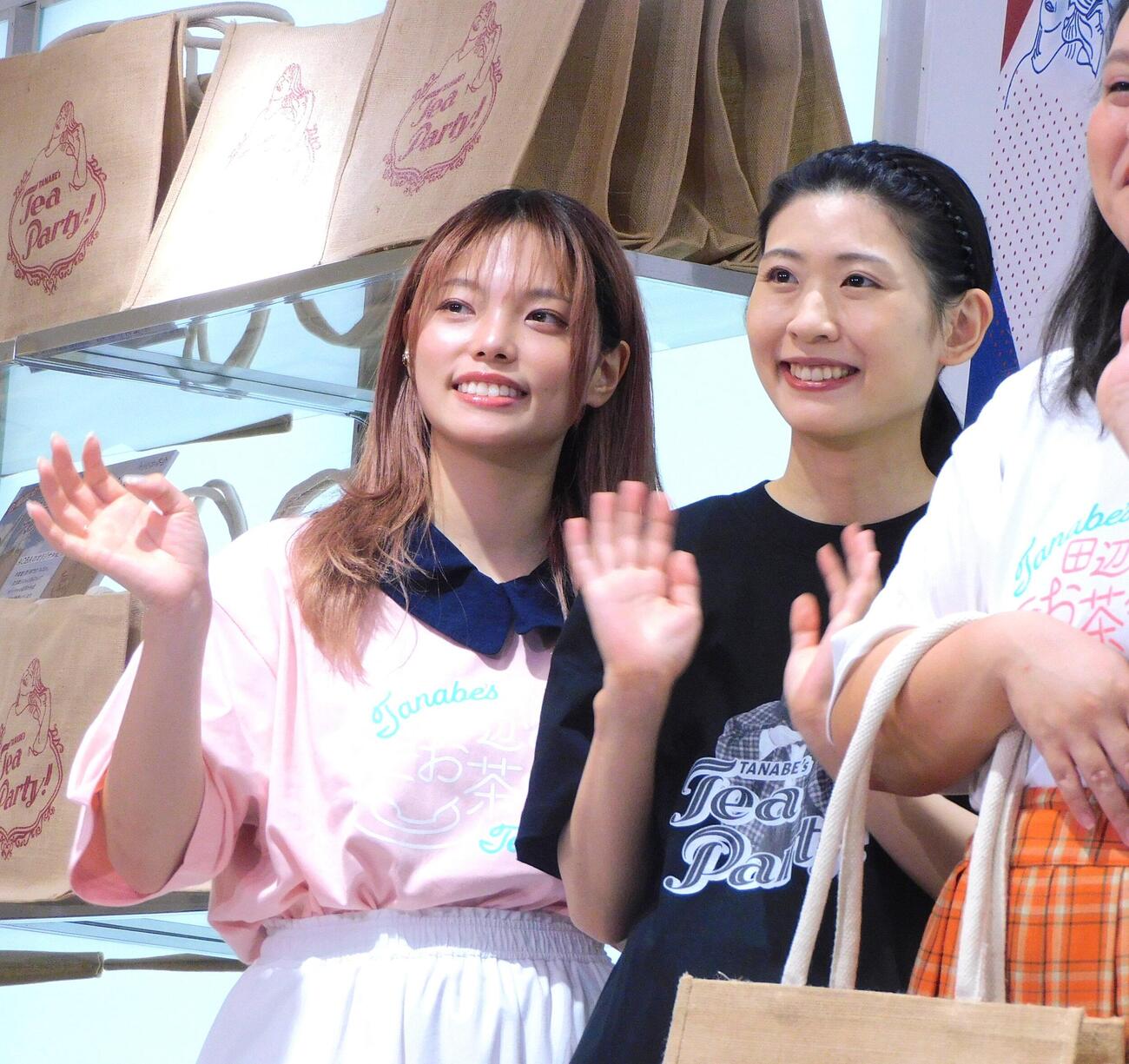 「田辺のお茶会」を控え取材を受けたぼる塾のきりやはるか（左）、酒寄希望
