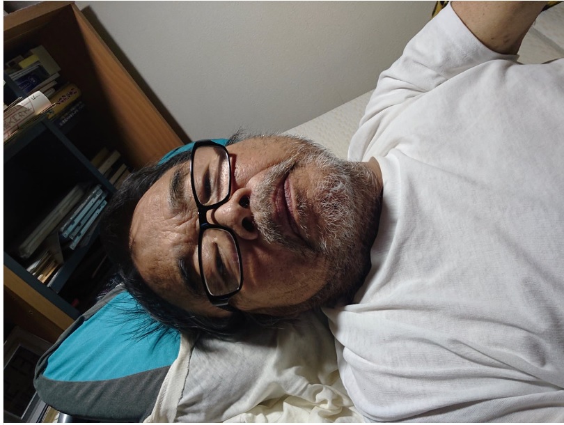 「体が…」と題した8月18日の投稿で布団に横たわる写真を掲載していた（グレート義太夫さんの公式ブログ）