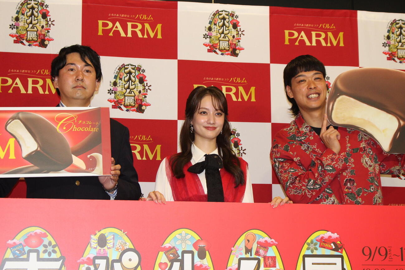 「パルム大好き」とPRに力を入れるバッテリィズ（左＝寺家、右＝エース）と谷まりあ（中）
