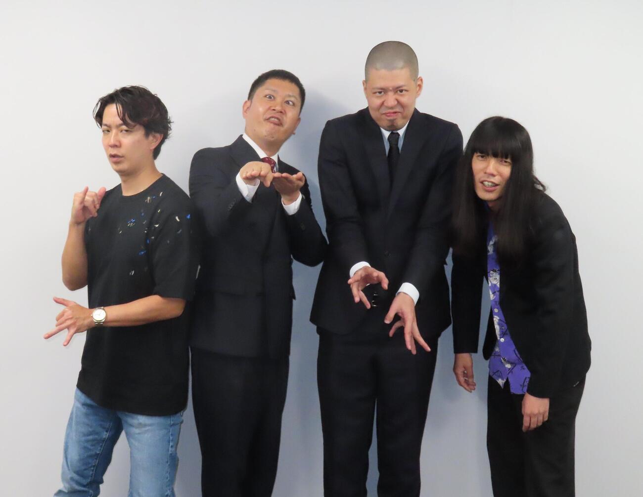 「東京グランド花月」出演者特別取材会に出席した、左からドンデコルテの小橋共作と渡辺銀次、金属バットの小林圭輔と友保隼平