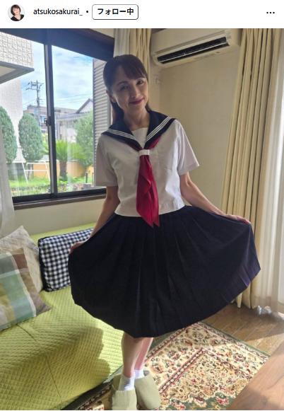ドラマで着用したセーラー服姿を公開した櫻井淳子（インスタグラムから）