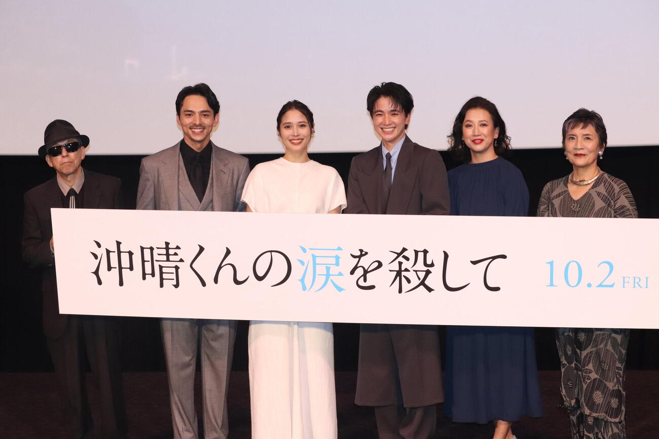 映画「沖晴くんの涙を殺して」完成披露試写会に出席した、左から矢崎仁司監督、満島真之介、広瀬アリス、木戸大聖、戸田菜穂、根岸季衣
