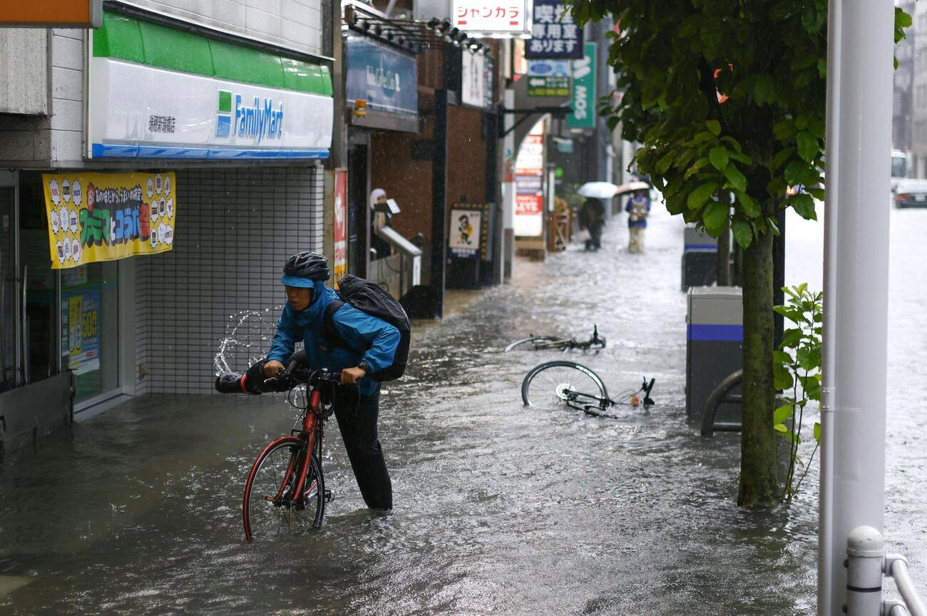 大雨で歩道に水があふれた名古屋市瑞穂区の市街地（共同）