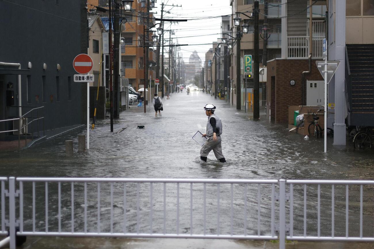大雨で水があふれた道路（共同）