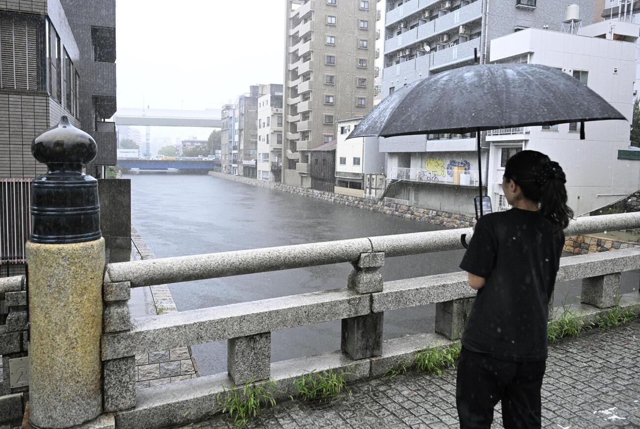 大雨で増水した名古屋市中心部を流れる人工河川の堀川（共同）