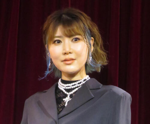 「農業女子」シンガー・ソングライターおかゆ、コンバインで稲刈りショット公開「勇ましい」