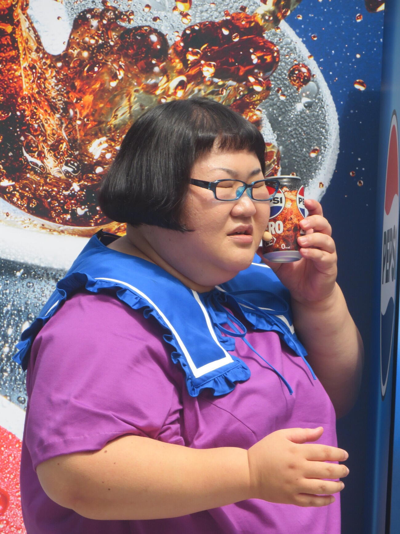 ペプシで顔を冷やす安藤なつ（撮影・川田和博）