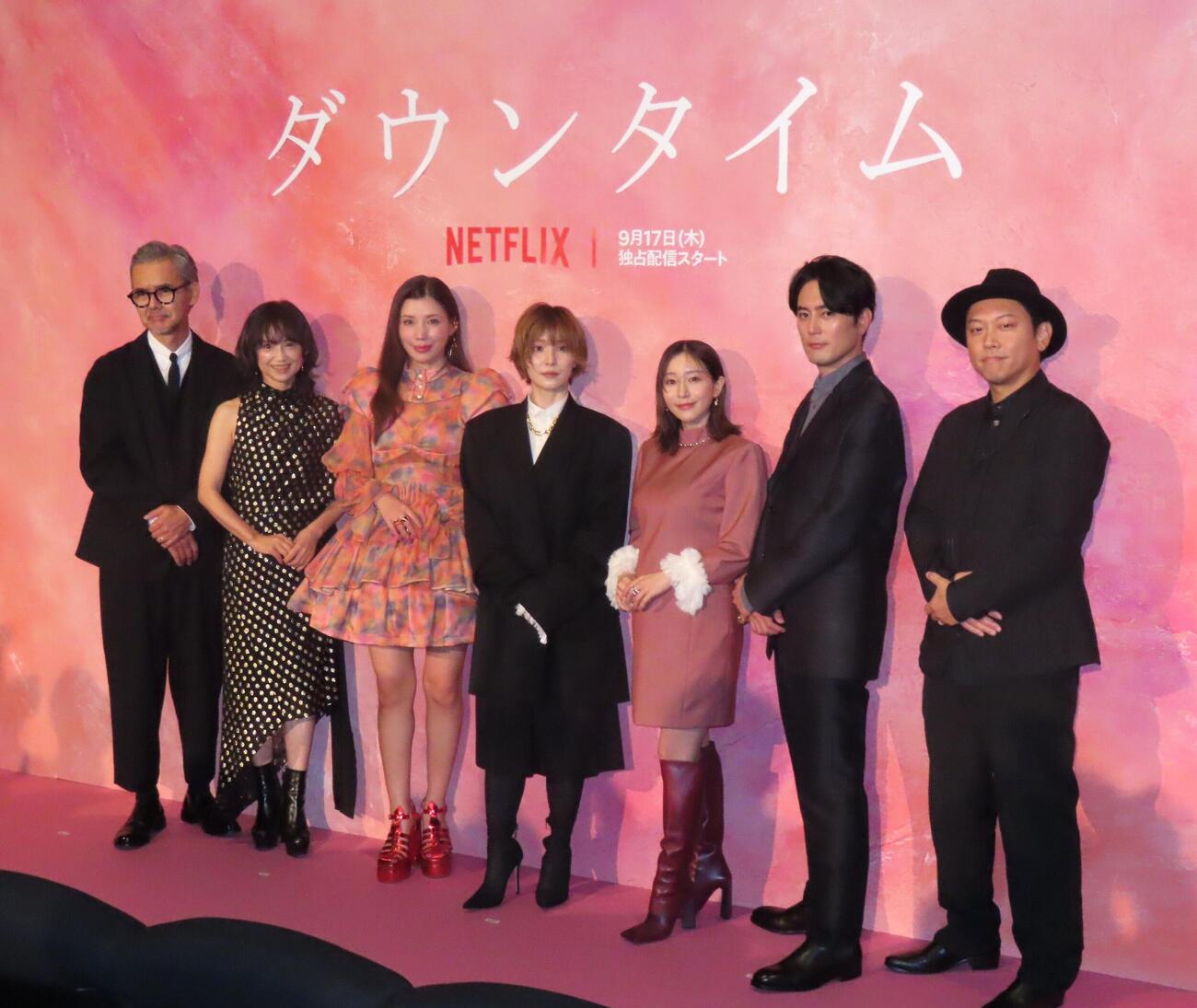 「ダウンタイム」プレミア試写会イベントに出席した、左から渡部篤郎、永作博美、仲里依紗、松岡茉優、田中みな実、間宮祥太朗、Yuki Saito監督