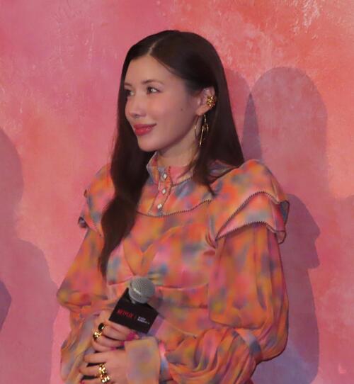 仲里依紗、松岡茉優と初共演「もっと深く知り合いたい1人」手をつなぎながら絶賛