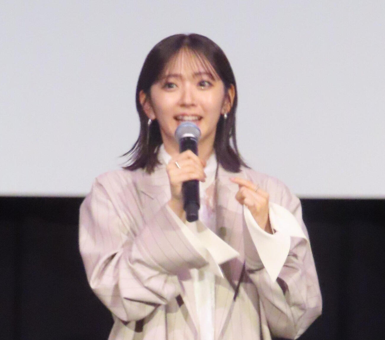 映画「昨夜は殺れたかも」完成披露上映会に登壇した鈴木愛理