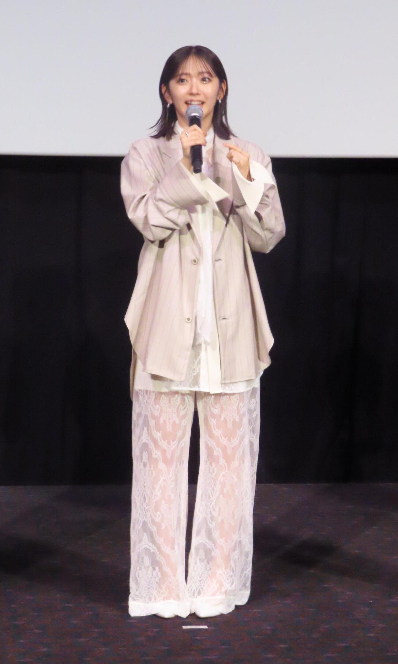 映画「昨夜は殺れたかも」完成披露上映会に登壇した鈴木愛理