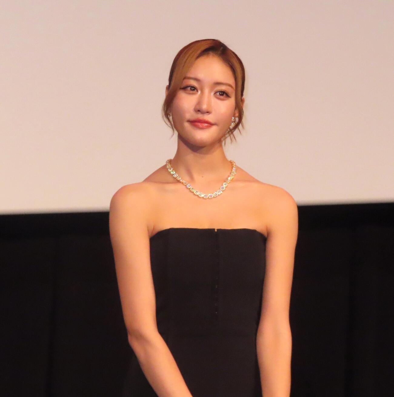 映画「昨夜は殺れたかも」完成披露上映会に登壇した王林