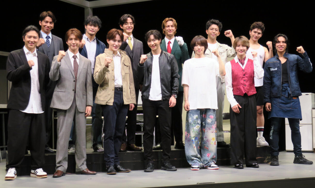 舞台「デカ×ホシ」取材会を行ったSHOW－WA、MATSURIのメンバーたち。前列左端は演出の尾上松也