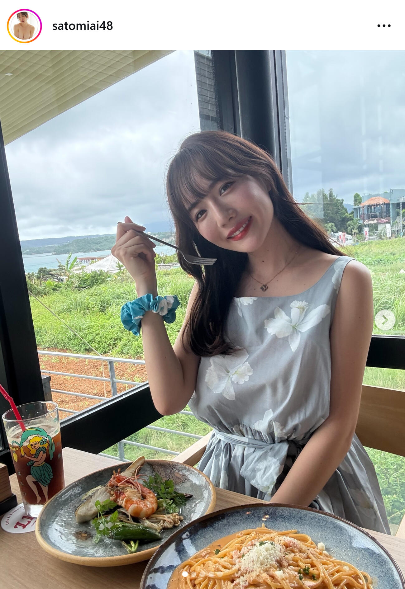 ノースリーブワンピ姿（さとみあいのインスタグラムから）